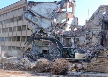 Harramiler hırsını alamadı: Samanyolu TV’nin el konulan binası dozerlerle yıkıldı