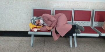 Ayakta duramayan kanser hastası Ayşe Öğretmen, her hastaneye sevkinde kelepçelenmiş