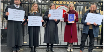 Elçilik tutuklu avukatların olduğunu inkar etti: Norveçli avukatlar Türkiye’nin Oslo  Büyükelçiliği önünde eylem yaptı