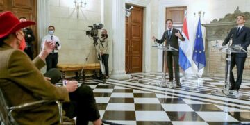 Miçotakis Yunanistan’ın, ‘geri itmeler’le ilgili soruya sinirlendi, gazeteciyle tartıştı