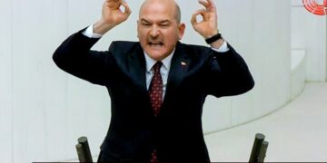 AKP’li Süleyman Soylu Meclis kürsüsüne çıktı: ‘Pudra şekeri’ pankartları açıldı