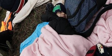 Meriç’i geçip mahsur kalan 17 kişi donmamak için dünyadan acil yardım istedi: Aralarında çocuklar ve bebekler var