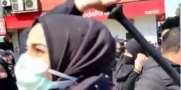 Erdoğan’ın ‘başörtülü bacıları’ yalanı: AKP rejminin ‘başörtülü’ polisinden, başörtülü kadına coplu dayak