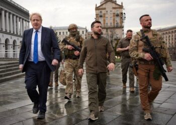 İngiltere’den askeri teçhizat sözü: İngiltere Başbakanı Johnson, Zelenskiy ile başkent Kiev sokaklarında yürüdü