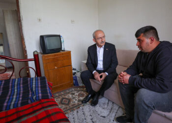 Kılıçdaroğlu, elektriği kesilen aileye dayanışma ziyaretinde bulundu