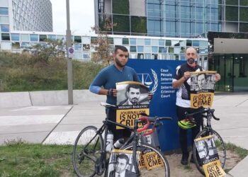Sürgündeki gazeteci ve Avukat, 800 km bisiklet turunu Lahey önünde tamamladı: Tutsak arkadaşlarımız özgür olana kadar