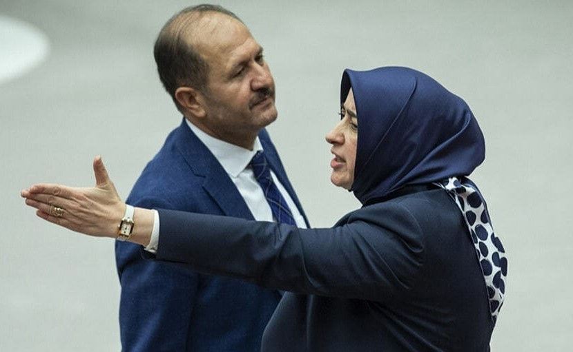 Kadınlardan Özlem Zengin’e ‘çıplak arama’ tepkisi çığ gibi: Siz de hiç utanma, arlanma yok mu?
