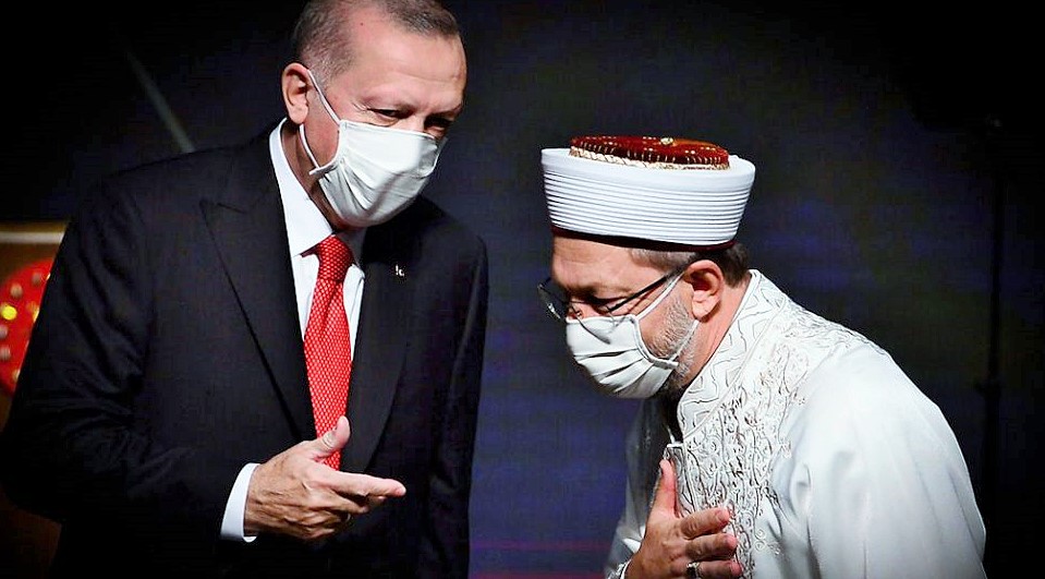 Emekli müftüden,  DİB Başkanı Ali Erbaş’a ‘teravih’ tepkisi: Günlük siyasetin karanlık dehlizlerine damardan girmiş