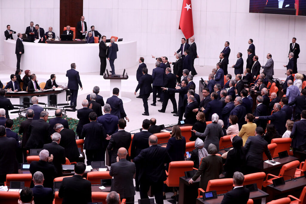 TBMM’deki protestolar oturumu kapattırdı: Sansür yasası 29. maddede takıldı