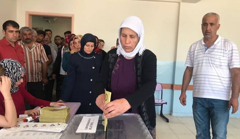 AKP Milletvekili yakınının saldırısı sonucu eşi ve 2 çocuğunu kaybeden Anne Şenyaşar: İnşallah yıkılıp giderler