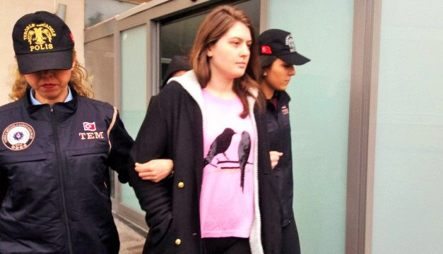 AKP’NİN ZULMÜ AİLE BOYU: POLİS MÜDÜRÜ YILMAZER’İN AVUKAT KIZINA 7 YIL 6 AY HAPİS CEZASI