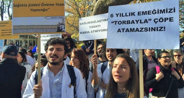DOKTORLARIN ‘5. MADDE’ İSYANI: “7 BİN DOKTORA ÖLÜM DAYATILIYOR”
