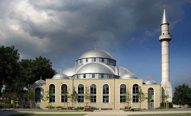 Diyanet camisine yazı asıldı: F… üyelerinin ve destekçilerinin girmesi kesinlikle yasaktır