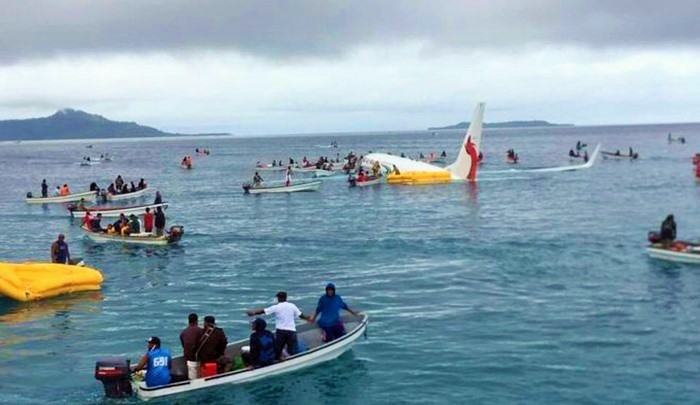 Papua Yeni Gine Hava Yolları’na ait uçak, pist yerine denize indi