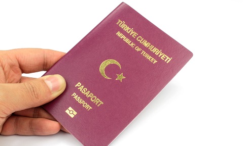 Pasaport mağduruna iyi haber: Anayasa Mahkemesi’nden ‘eş durumundan pasaport engeline’ iptal kararı
