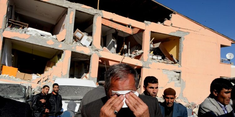 Van'ın Erciş ilçesinde 9 yıl önce meydana gelen 7,2 büyüklüğündeki depremde enkazdan sağ kurtulanlar, yakınlarını kaybetmenin üzüntüsünü hala yüreklerinde hissediyor. 23 Ekim 2011'de meydana gelen depremde en çok yıkımın yaşandığı Erciş ilçesinde yıkılan binaların enkazında yaralananlar, aradan geçen zamana rağmen acı dolu o günü unutamıyor. (Arşiv)
( Abdurrahman Antakyalı - Anadolu Ajansı )