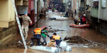Depremden sonra sel felaketini yaşayan vatandaşlar: Yâ Rab, bize merhamet et
