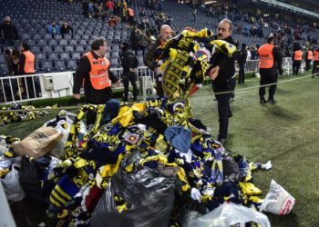 AKP-MHP rejiminden taraftara ceza: Hükümeti istifaya çağıran Fenerbahçe taraftarına deplasman yasağı