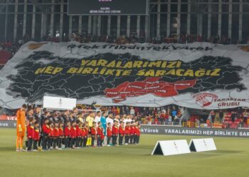 Fenerbahçe ve Beşiktaş’tan sonra Göztepe taraftarından da ‘Hükümet istifa’ sloganı