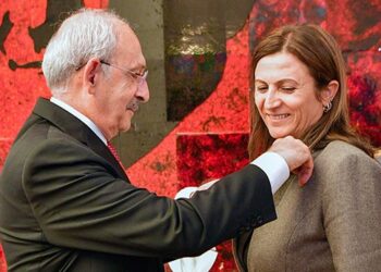 Parti rozetini Kılıçdaroğlu taktı: Suikast sonucu öldürülen Tahir Elçi’nin eşi Türkan Elçi CHP’ye katıldı