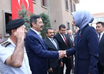 Bir çift maaş skandalı daha: AKP’nin ilk başörtülü valisi de maaş zengini