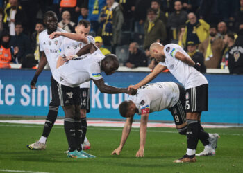 Beşiktaş, Fenerbahçe’yi Kadıköy’de 10 kişiyle ve 4 golle geçti