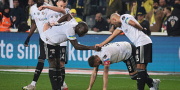 Beşiktaş, Fenerbahçe’yi Kadıköy’de 10 kişiyle ve 4 golle geçti