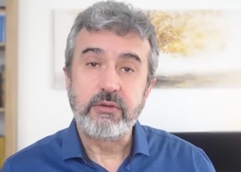 Prof. Dr. Ayhan Tekineş, tartışmalara noktayı koydu: Ayakkabıyla namaz kılınır mı?
