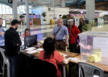 Havalimanında ilk oyu Avustralya’da yaşayan vatandaş kullandı