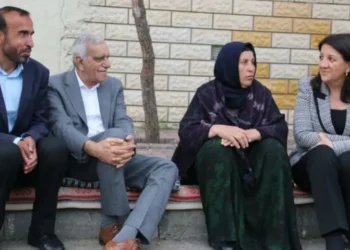 Şenyaşar ailesini ziyaret eden Pervin Buldan: Emine annemizin adalet çığlığını gözeterek oylarınızı kullanın