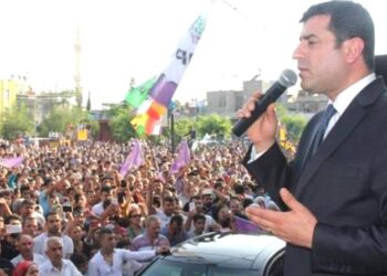 Demirtaş Diyarbakırlılara seslendi: 12-0 bekliyorum ha
