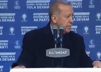 Sinir krizi geçiren Erdoğan, mitingde sessizce söyledikleri mikrofona yansıdı: Yav mahvolduk, küfür ettirmeyin