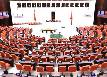 Nisan ve Mayıs aylarındaki anketlere göre parlamentoda koltuk dağılımı nasıl olacak?