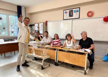 Portakal tepki gösterdi: Zafer işareti yapan görevli hakkında tutanak tutuyorlarmış