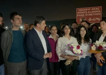 İlk duruşmada tahliye edilen gazeteciler cezaevinden çıktı