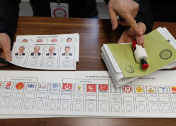 Oy verme işlemi başladı; Türkiye geleceğini oyluyor!