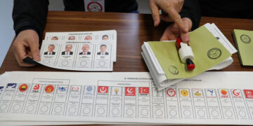 Oy verme işlemi başladı; Türkiye geleceğini oyluyor!
