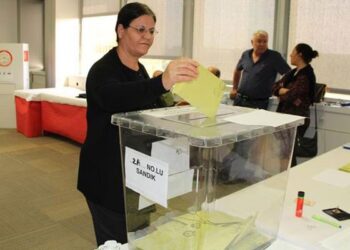 Oy verme işlemi başladı: 2. kez sandık başına giden Türkiye, ülkenin gelecekle ilgili kaderini oylayacak