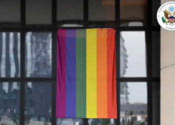 ABD Büyükelçiliği, Ankara’daki binasına LGBT bayrağı astı