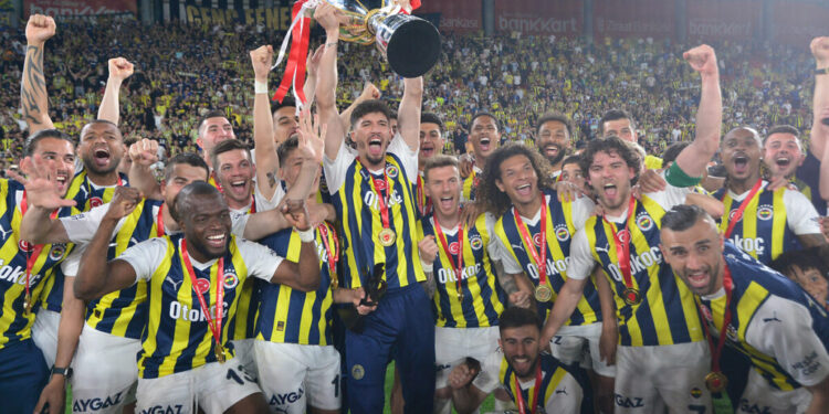 Ziraat Türkiye Kupası Final maçında Fenerbahçe ile Medipol Başakşehir İzmirde karşılaştı. (Depo Photos)