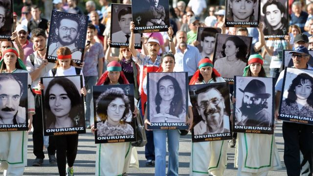 Sivas’ta bulunan Madımak otelinde yakılarak öldürülen çoğu aydın ve sanatçı 35 kişi, katliamın 30. yılında anıldı.