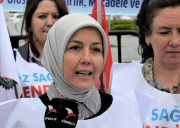 ‘Rabbim lütfen benim ömrümü Erdoğan’a var diyen AKP’li Hacer Çınar, ‘sabrımız bitti öfkemiz büyüdü’ dediği için kapının önüne kondu