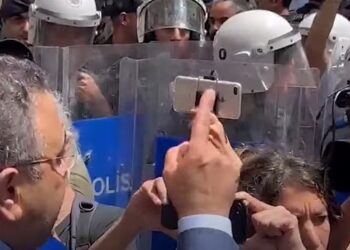 Cumartesi Anneleri’ne gözaltı, basına darp: Milletvekilleri Sezgin Tanrıkulu ve Ahmet Şık’a engel