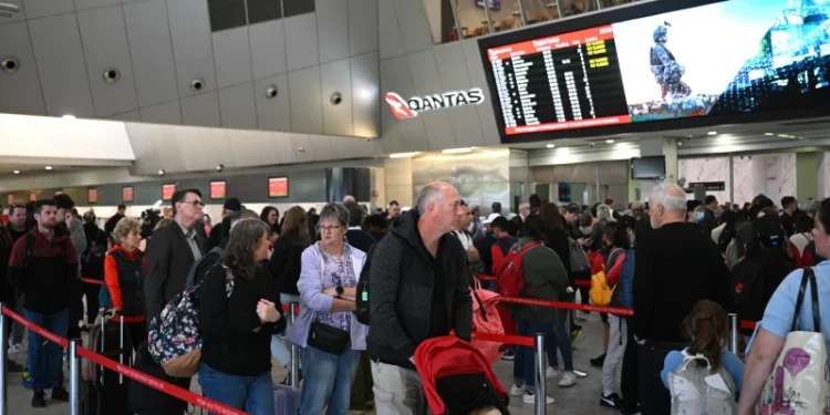 Melbourne Havalimanındaki Qantas Havayolları'nın iç hatlar terminalinde yaşanan güvenlik ihlali, terminalin geçici süreliğine kapatılmasına yol açtı.
