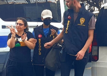 Adliyeye kelepçeyle getirilen gazeteci Evrim Kepenek serbest bırakıldı