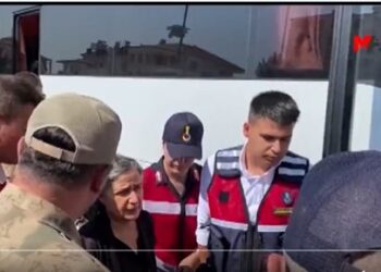 7 yıldır tutklu: Diyarbakır Büyükşehir Belediye eski Başkanı Gültan Kışanak, ablasını son yolculuğuna uğurladı
