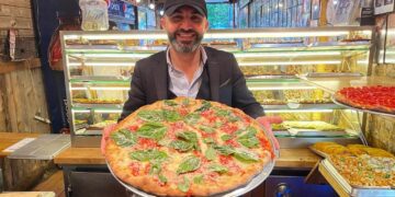 Diyarbakırlı pizzacının kıskandıran başarası:ABD’ye uzanan ve hikayesi belgesel olan Hakkı Akdeniz’e ödül