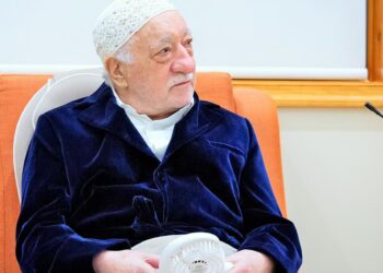 Fethullah Gülen Hocaefendi: Yazık ettiler ülkeye, biz sarsılsak da devrilmeyelim