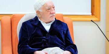 Fethullah Gülen Hocaefendi: Yazık ettiler ülkeye, biz sarsılsak da devrilmeyelim