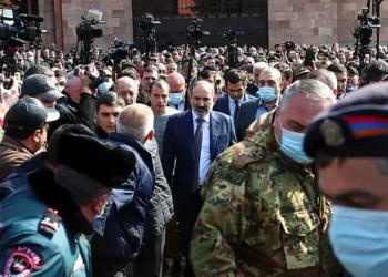 Ervan’da dabre girişimi:Ermenistan ordusu, Başbakan Paşinyan ve hükümetin istifasını istedi